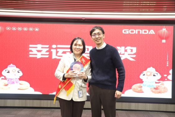 2024年度总结表彰大会-董事长给优秀管理者颁奖