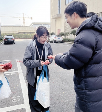 2025 Opening Ceremony - The Chairman Distributes Red Packets